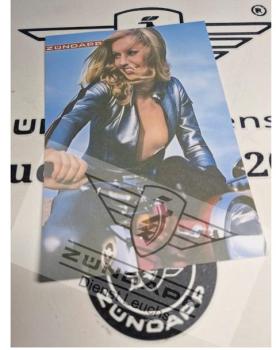 Repro Postkarte " Zündapp Girl " auf der KS 50 Syringia-Rot 1975